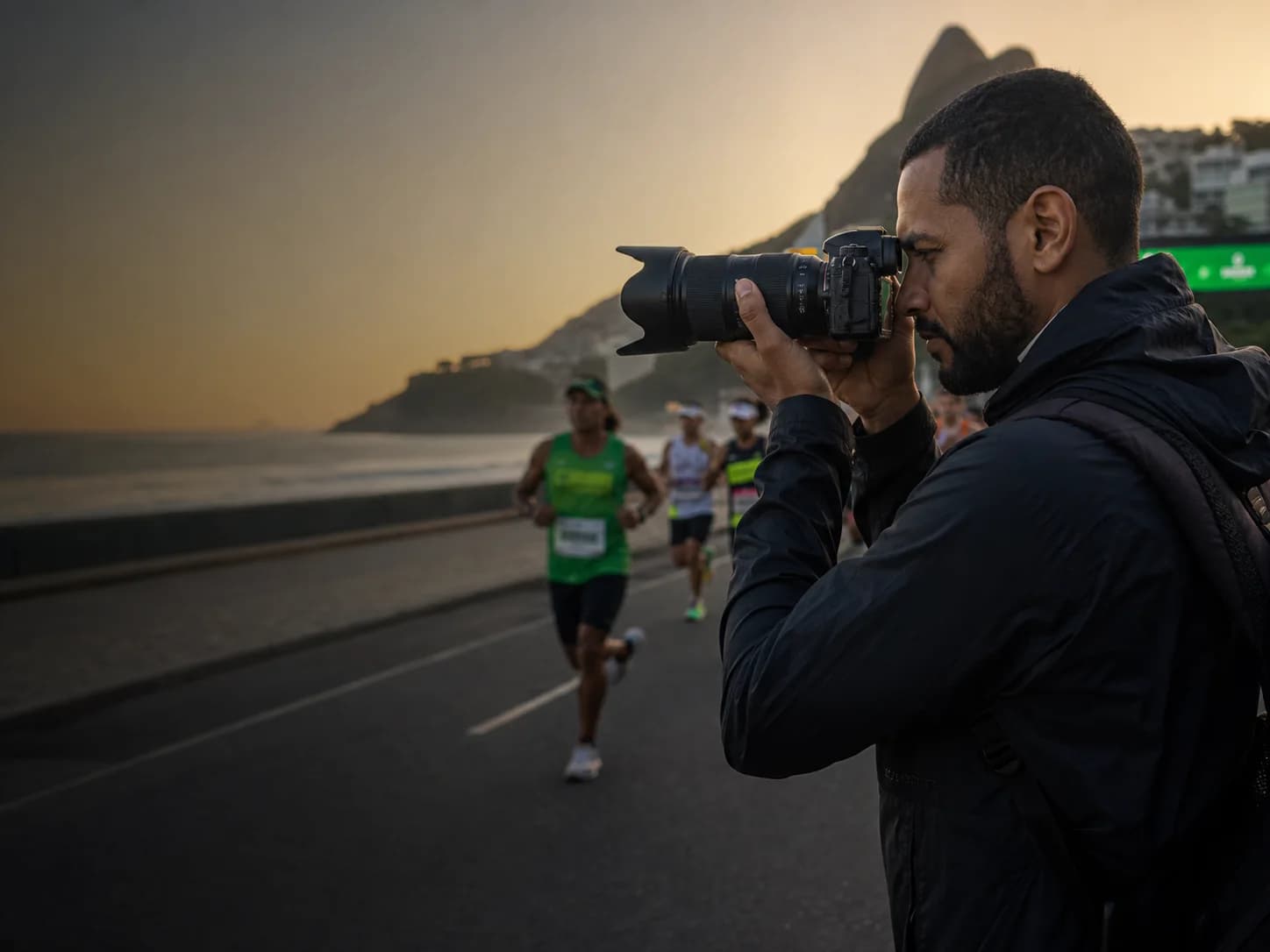 Fotógrafo cobrindo uma corrida ao amanhecer